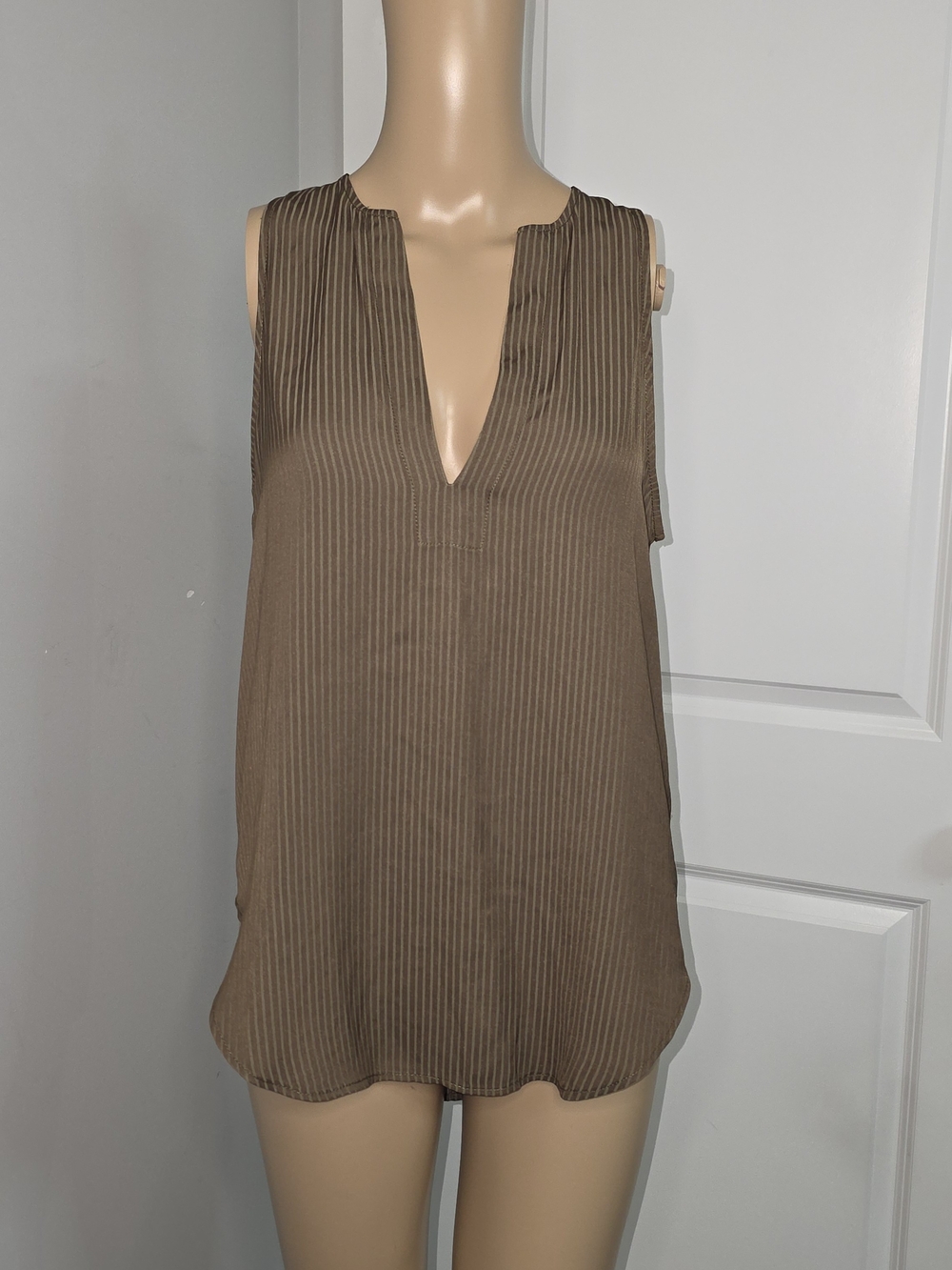 Treasure & Bond Brown Sleeveless V-Neck Pleated Blouse W/ Back Cutout Size XS